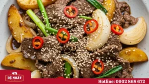 Cách làm thịt bò xào khoai tây kiểu mới này giúp thịt bò mềm ngọt, không bị bở dai, giữ được hương vị đặc trưng. Khoai tây được chiên vàng giòn nhưng vẫn bùi ngon, không bị nát và thấm đều gia vị. Dù bạn sử dụng loại thịt bò nào, món ăn vẫn đảm bảo mềm thơm, hấp dẫn. Điểm đặc biệt của công thức này là hành tây chín tới, giữ được độ giòn và không còn mùi hăng, kết hợp cùng vị đậm đà của nước sốt giúp món ăn trở nên hấp dẫn hơn. Chỉ mất khoảng 30 phút, bạn đã có ngay một món xào vừa ngon vừa đẹp mắt, phù hợp cho bữa cơm gia đình hoặc chiêu đãi khách khi bận rộn.